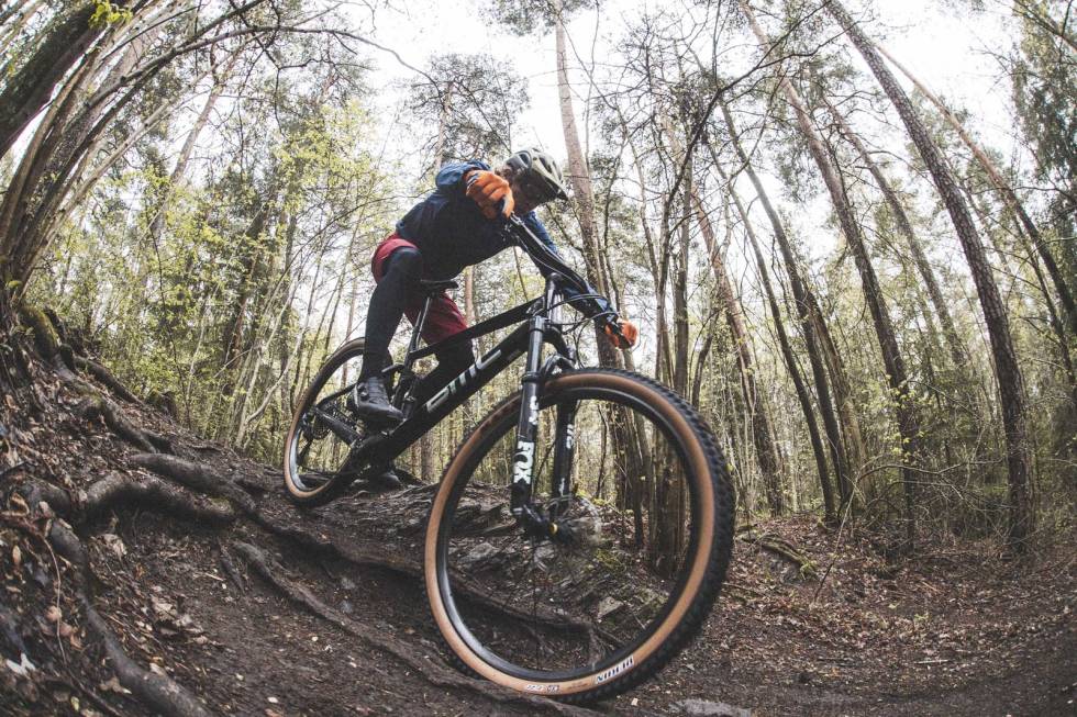 SOLID: Både geometri, dekk og vandring spiller på lag når det går utfor med BMC FourStroke LT. Foto: Kristoffer H. Kippernes test bmc fourstroke Lt