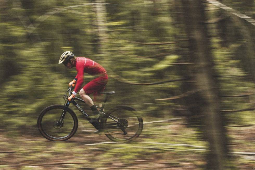JAGING: BMC FourStroke LT er i sitt ess når du gir gass på sti. Foto: Kristoffer H. Kippernes. test bmc fourstroke Lt