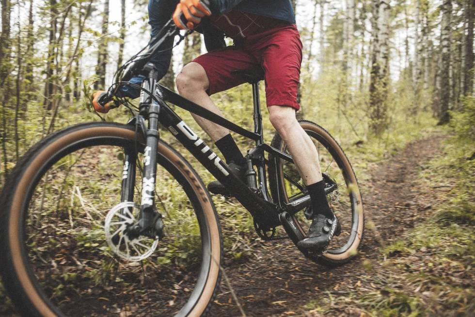JOBBER: Demperopphenget på BMC FourStroke LT følger bakken sømløst. Foto: Kristoffer H. Kippernes. test bmc fourstroke LT