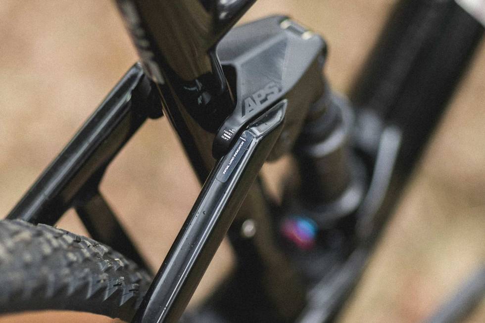 PRAKTISK: Sag-indikatoren på rammen er det bare fordeler med. Foto: Kristoffer H. Kippernes. test bmc fourstroke lt