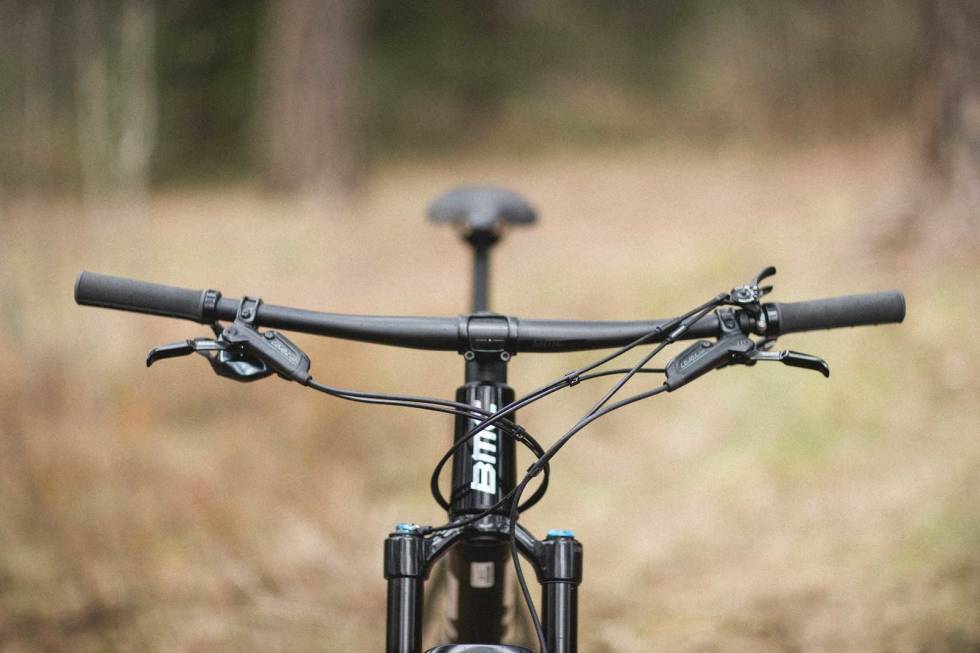 RYDDIG: Mange vaiere og slanger - men BMC har gjort sitt for å få en ryddig cockpit. Foto: Kristoffer H. Kippernes. test bmc fourstroke LT