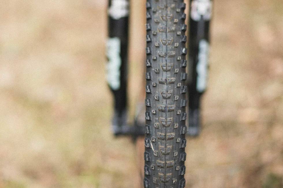 DETTE LIKER VI: De feite dekkene fra Maxxis er noe vi ville oppgradert til på andre tilsvarende sykler som kommer med smalere dekk. Foto: Kristoffer H. Kippernes. test bmc fourstroke lt