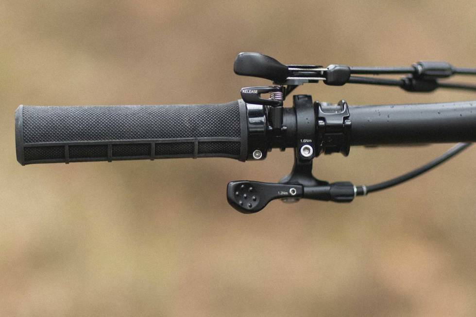 PUSH DA BUTTON: Senkepinnen betjenes av bryteren under styret, dempingen av treposisjons-bryteren over styret. Foto: Kristoffer H. Kippernes. test bmc fourstroke lt