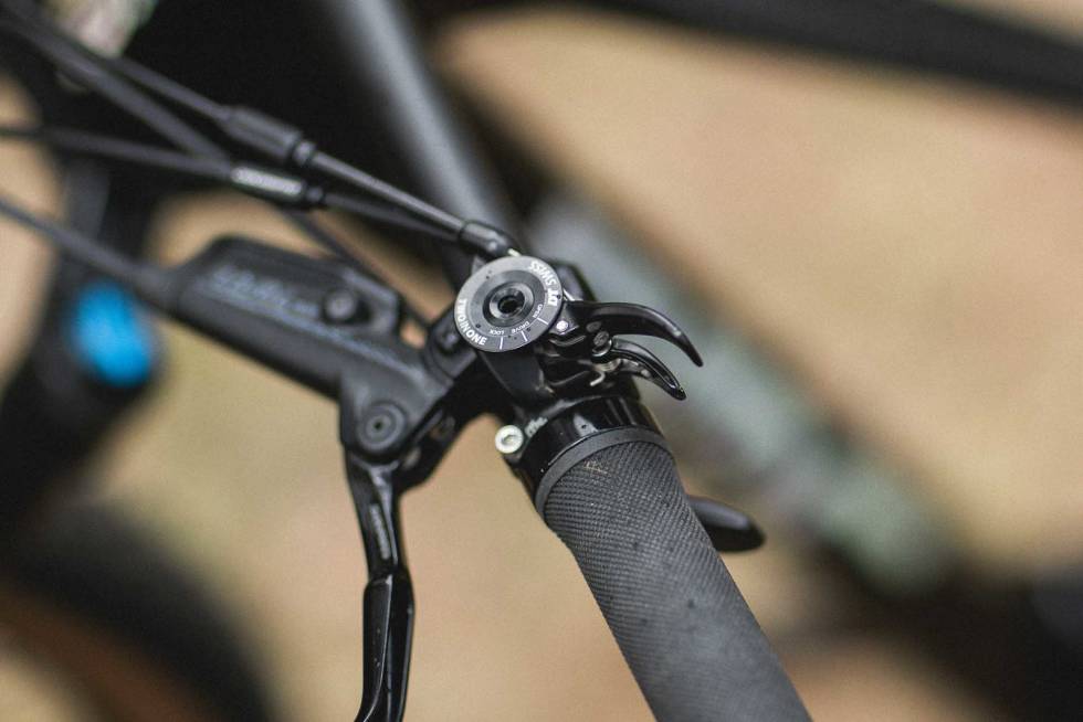 TRE STEG: Bryteren på styret lar deg justere demperegenskapene i tre nivåer. Foto: Kristoffer H. Kippernes. test bmc fourstroke lt