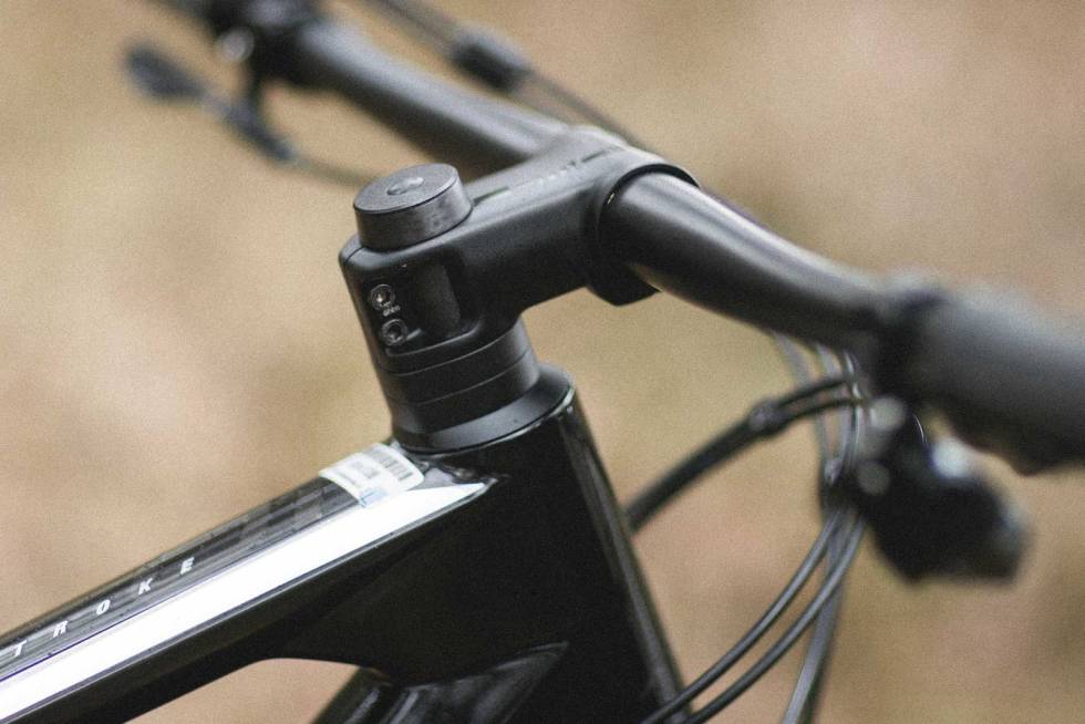 INTEGRERT? BMC har kanskje spart noen gram på dette egenutviklede styrefremspringet. Men det faktum at du må skru av både bremse- og girhendler for å demontere styret er bare unødvendig. Foto: Kristoffer H. Kippernes. test bmc fourstroke lt