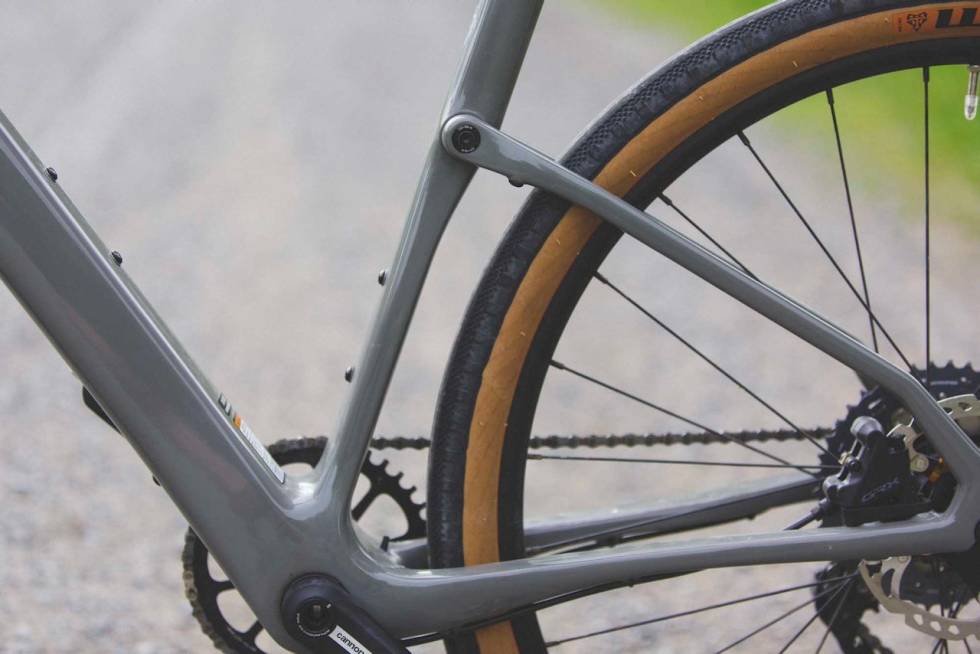 FJÆRING: De flatklemte kjedestagene og roteringspunktet mellom setestag og seterør gir ekstra fleks og komfort. Foto: Kristoffer H. Kippernes Cannondale Topstone Carbon Lefty 3