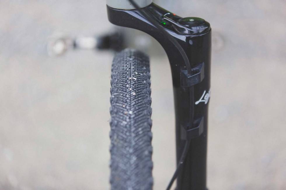 GOD PLASS: Det er tilsynelatende raust med plass over fordekket på Cannondale-sykkelen, men du må beregne inn gaffelens 30 mm vandring også. Foto: Kristoffer H. Kippernes Cannondale Topstone Carbon Lefty 3