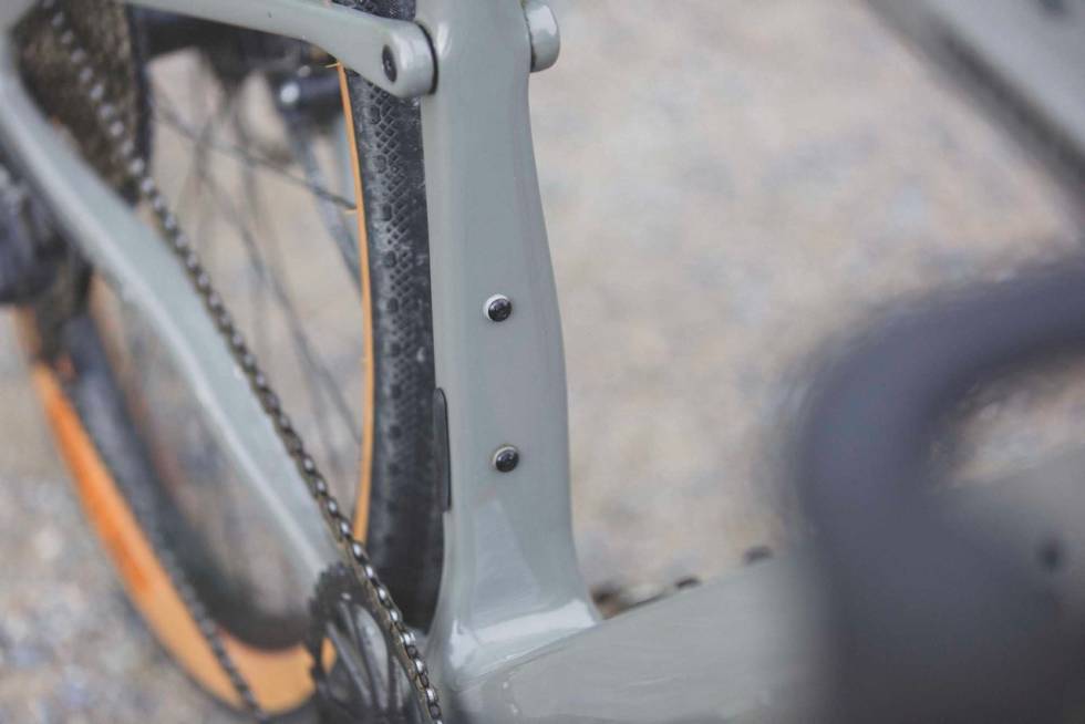 IKKE SYMMETRISK: Cannondales bakramme skyver hjulet noe til venstre - for et stivere hjul og økt dekklaring. Det vanskeliggjør å ha to hjulsett. Foto: Kristoffer H. Kippernes Cannondale Topstone Carbon Lefty 3