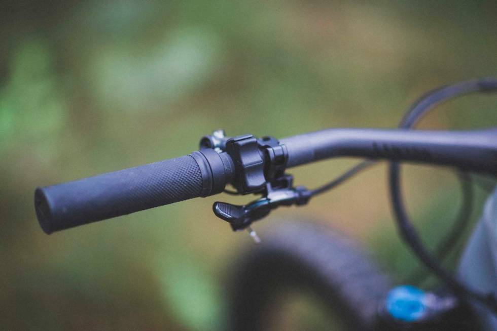 KNAPPER: Oppoverknappen gir deg mer motorkraft, nedoverknappen mindre. Senkepinnebryteren fra Shimano er lett tilgjengelig. Foto: Kristoffer H. Kippernes Canyon Spectral:On
