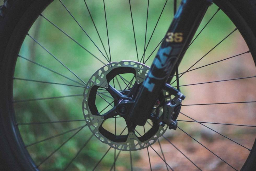 STORE SKIVER: Spectral:On kommer med 203 mm store bremseskiver både foran og bak. Dette gir maks bremsekraft og god modulasjon. Foto: Kristoffer H. Kippernes Canyon Spectral: On