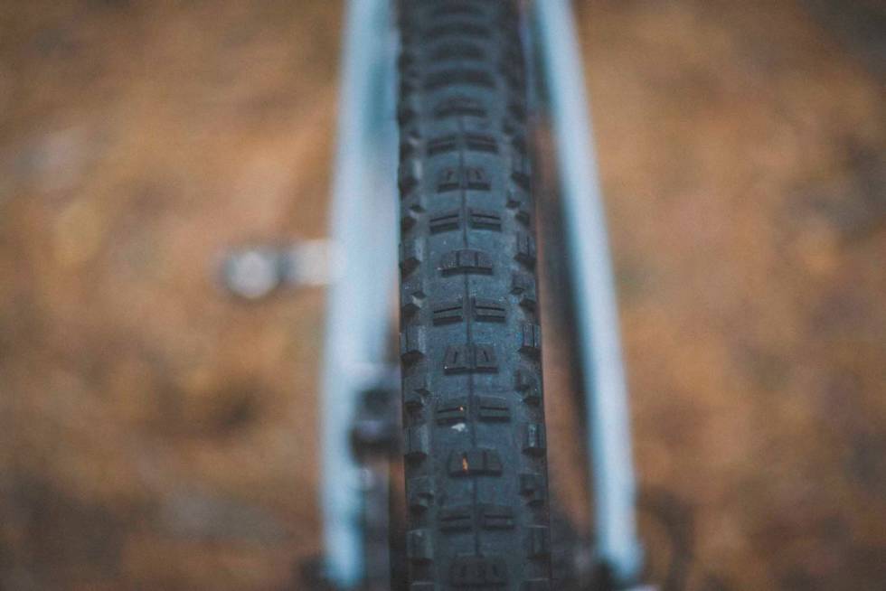 GREP: Med sterk motor kan du unne deg et grovt dekk med myk gummi. Maks grep er viktig. Rullemotstand spiller liten rolle. Foto: Kristoffer H. Kippernes Canyon Spectral: On