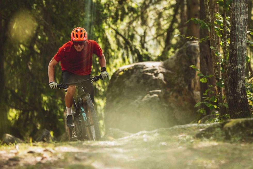 OPPOVER: Rittsykler må være aller best i motbakke. Foto: Kristoffer H. Kippernes DUELL: Canyon Lux Trail vs Santa Cruz Blur
