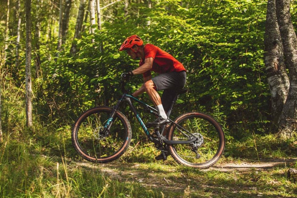 EKSTRA VANDRING: Lux Trail har 120 mm vandring i gaffelen og lengre ramme enn på rittmodellen. DUELL: Canyon Lux Trail vs Santa Cruz Blur