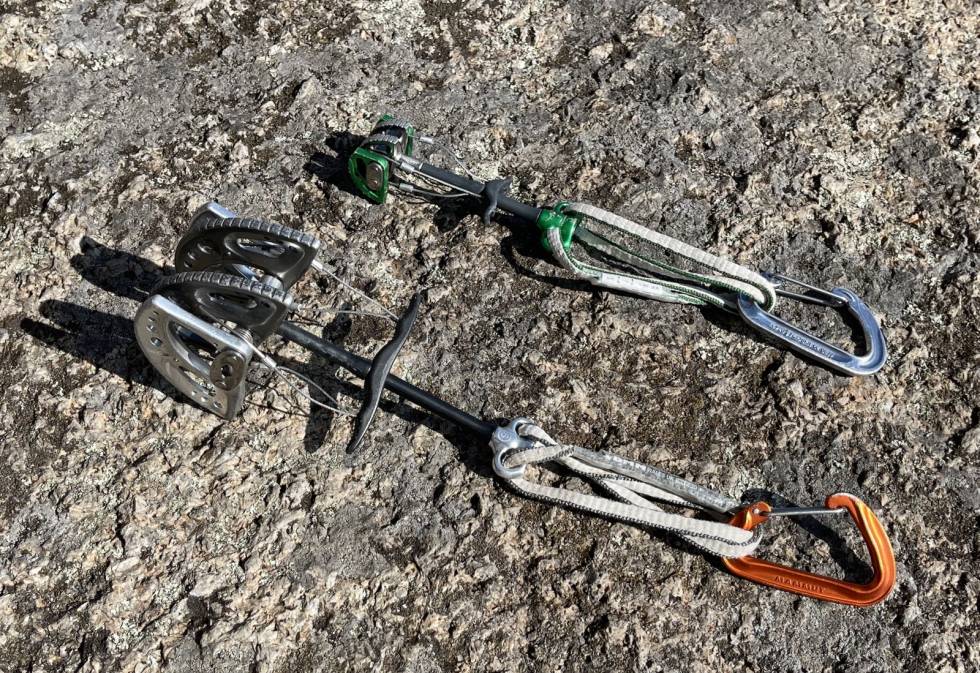 Forlengbar: DMM har slynge som ligger dobbelt og kan dermed gjøres dobbelt så lang, noe som eliminerer bruk av en ekstra kortslynge. Man sparer dermed vekt. Foto: Dag Hagen test av kamkiler