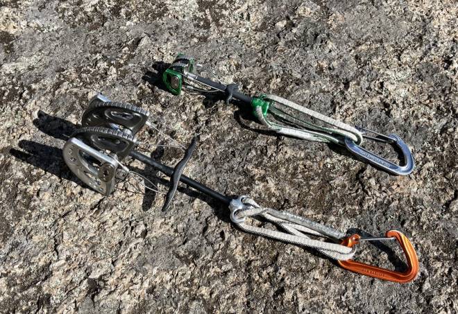 DMM: En ny kamkile (grønn) og en av den tidligere utgaven. Legg merke til at kammene er flatslipte og med spor på den nye. Foto: Dag Hagen test av dmm dragoncam kamkile