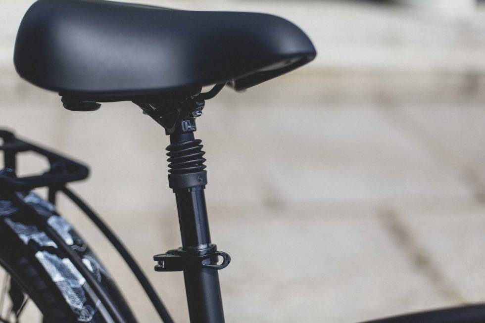 SUPERKOMFORTABEL: Et stort sete med skikkelige puter og setepinne med demping jevner ut det meste av slag. Foto: Kristoffer H. Kippernes test electra path go elsykkel 2021