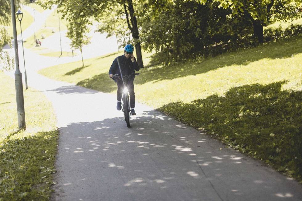 OPP BRATTE BAKKER: Det er null stress å ta seg opp bratte bakker med Electra Path Go med hjelp av en kraftig elmotor fra Bosch. Foto: Kristoffer H. Kippernes test electra path go elsykkel 2021