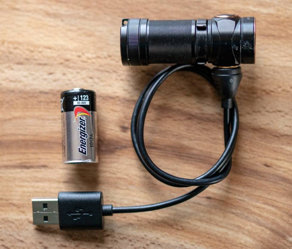 USB + backup: Med ladeplugg for USB og vanlig litium-batteri i reserve, blir det ei allsidig pakke. Test-Fenix-E18R-2