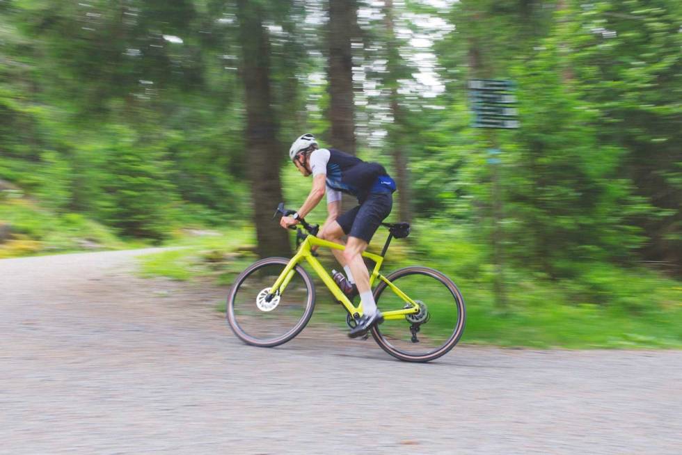 OFFENSIV: Grussykling foregår på tilnærmet bilfrie grusveier og er en trygg form for landeveissykling. Foto: Kristoffer H. Kippernes Gravelsykling på BMC URS