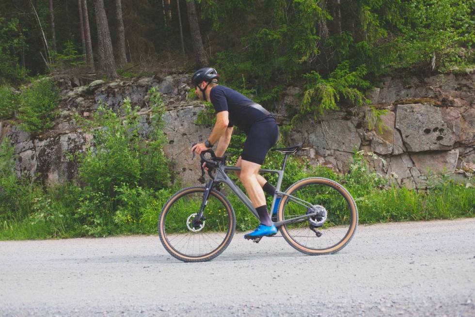 MED SMÅ HJUL: Cannondale Topstone carbon Lefty har dempergaffel og store dekk. Foto: Øyvind Aas Cannondale Topstone Carbon Lefty