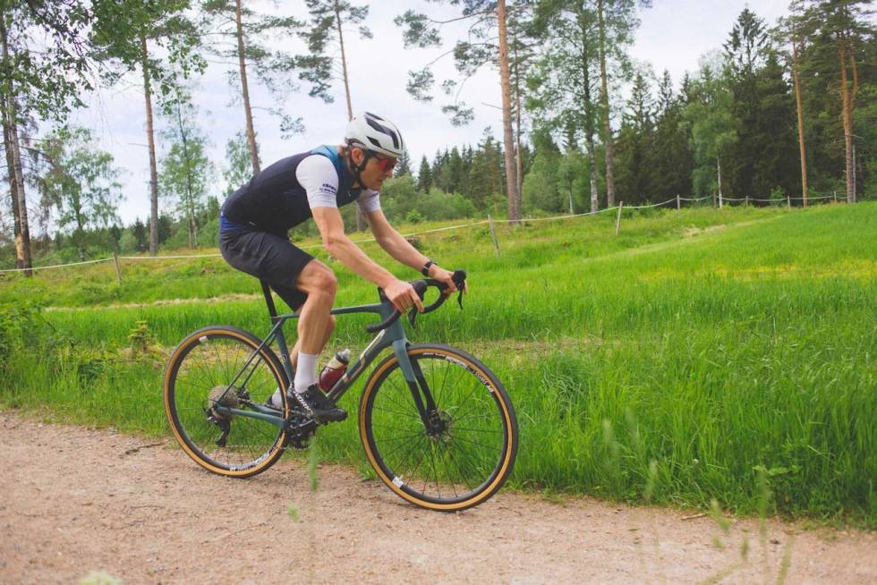 LANDEVEISLIK: Superior X-Road er en grussykkel som ser ut som en racersykkel. Foto: Kristoffer H. Kippernes Superior X-Road Team i aksjon