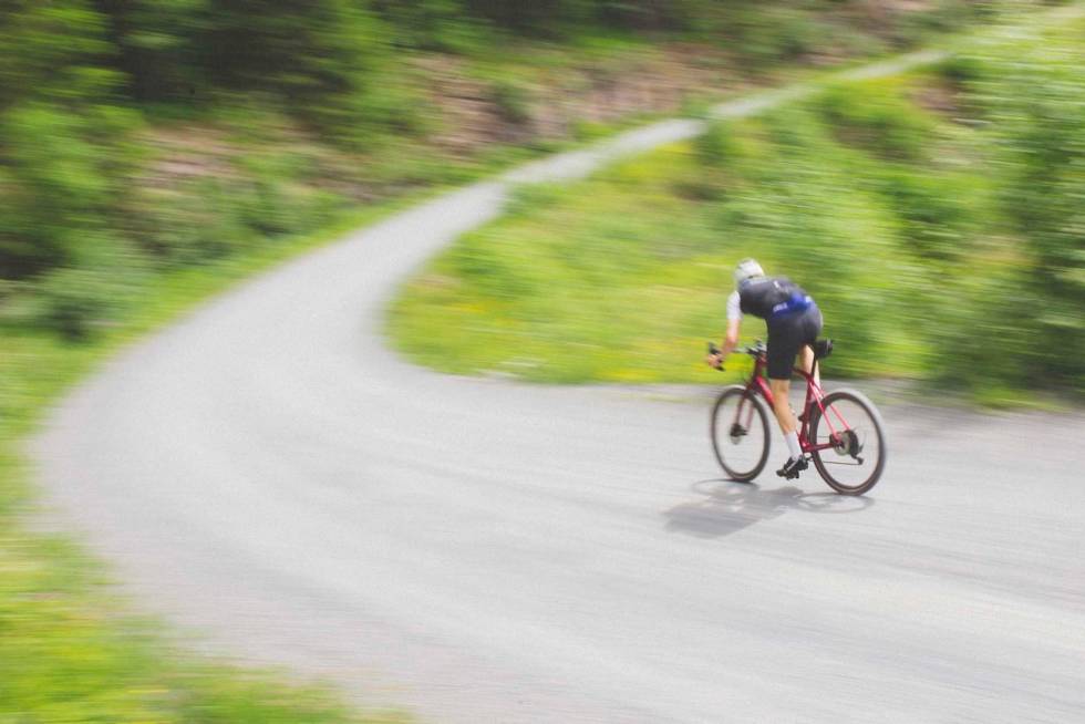 I HØY FART: Fara Gravel R er morsom å sykle fort på. I feildoserte grussvinger foretrekker vi 700c-hjul med smale knastedekk. Foto: Kristoffer H. Kippernes Fara Gravel-R