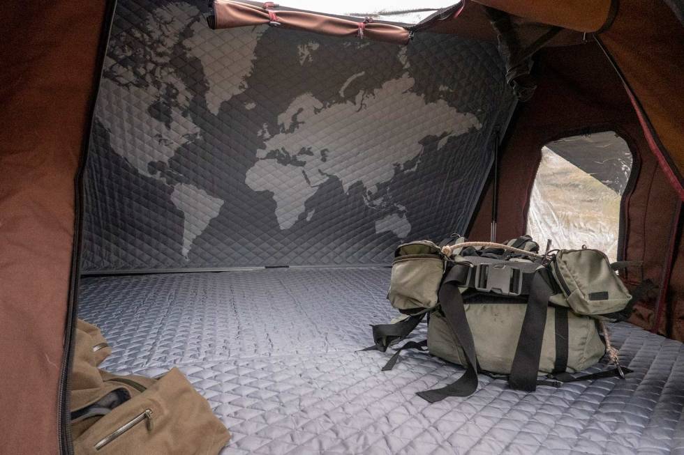 Kryss av: Madrassene er overraskende komfortable til å være bare 4 cm. På veggen kan du krysse av hvor ferden videre går. Test-Ikamper-skycamp-2
