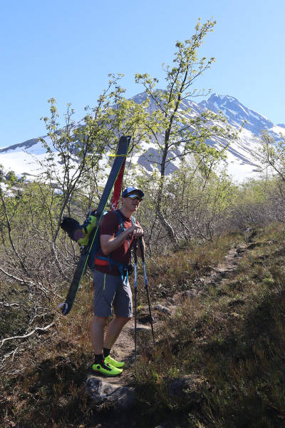 PÅ SKITUR: Løpesko for høyfjellsbruk er allsidige. Her brukes La Sportivas sko på vei opp til snøen og skitur på Gjuratind i Romsdal. Foto: Siv-Elin Skogen test løpesko fjell terrengløpesko