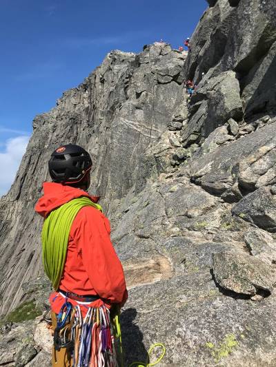 FOLKSOMT: På de mest populære fjellrutene er det ofte mye folk og umulig å vite om eller når noen av de sender en stein mot hodet ditt. Hvis det skjer er hjelm er forutsetning for å unngå alvorlig skade. Foto: Siv-Elin Skogen test klatrehjelm