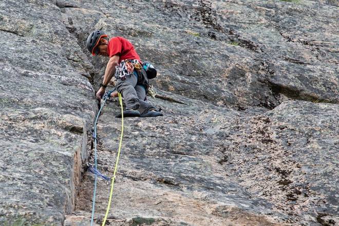 Testing på Kaldklova i Trøndelag med Mammut Crag Sender MIPS. Foto: Siv-Elin Skogen test klatrehjelm Mammut