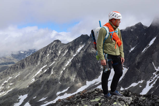 TIGHT: Mammut Courmayeur har tettsittende og klatrevennlig passform. Her har artikkelforfatteren nettopp kommet seg opp på Søre Dyrhaugstind fra Bandet, blant annet med hjelp av nettopp denne buksa. Foto: Siv-Elin Skogen test klatrebukse fjellklatring Mammut
