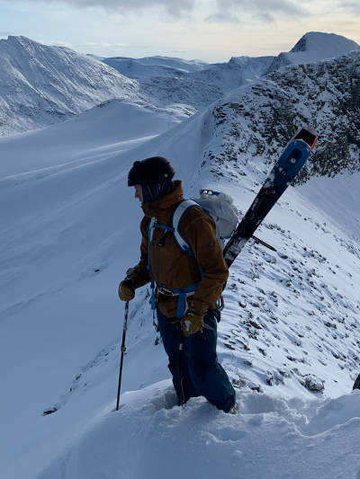 Det er kanskje ikke så lett se, men her er seletester Tore Meirik iført Petzl Fly på en vinterlig ryggtravers på Nordmøre. Foto: Robert Aaring test klatresele