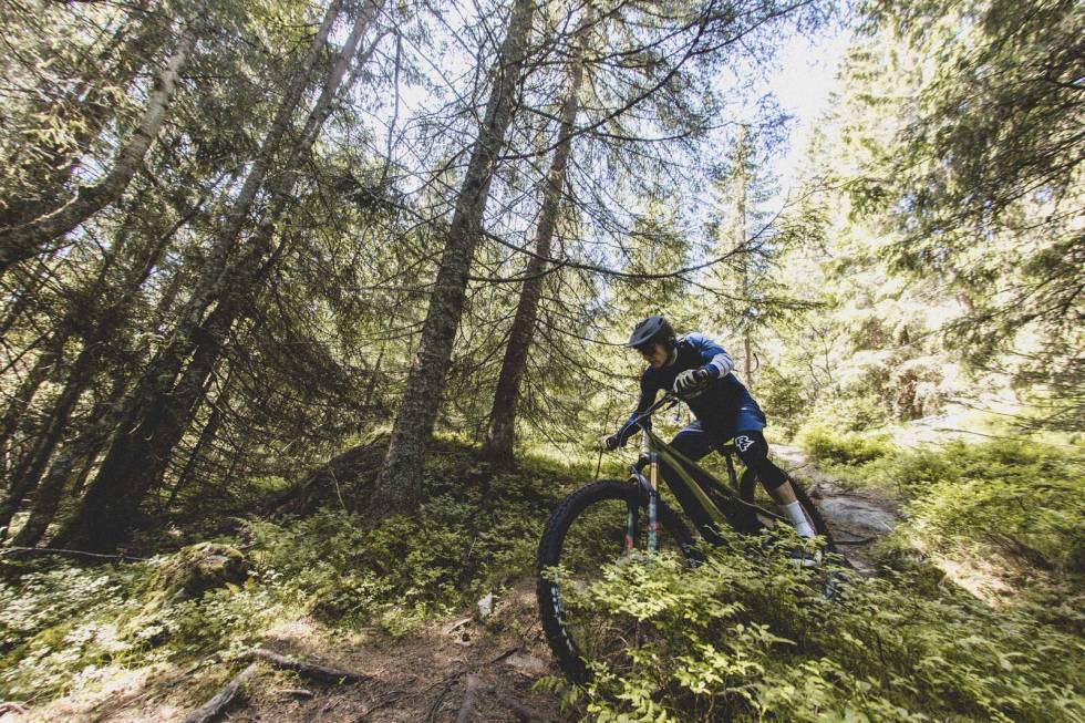 GROVT REDSKAP: Testrytter Øyvind Aas setter Pivot Shuttle på prøve. Foto: Kristoffer H. Kippernes test elsykkel 2021 pivot shuttle specialized turbo kenevo sl