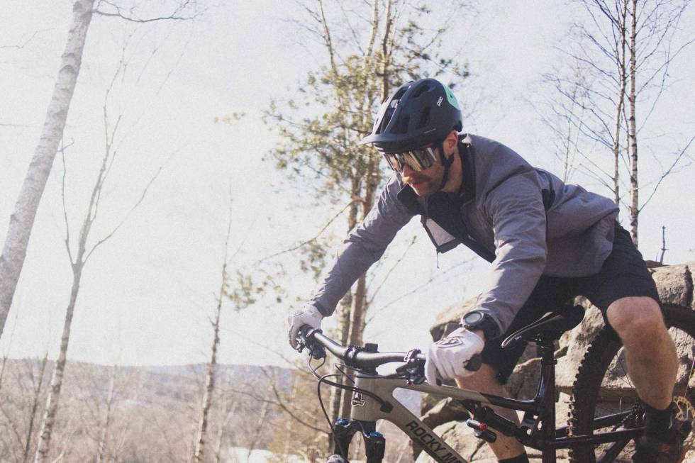 GOD SIKT: De store brillene fra POC gir deg bra overblikk, og beskytter godt. Foto: Tonje Sameien test poc devour sykkelbrille