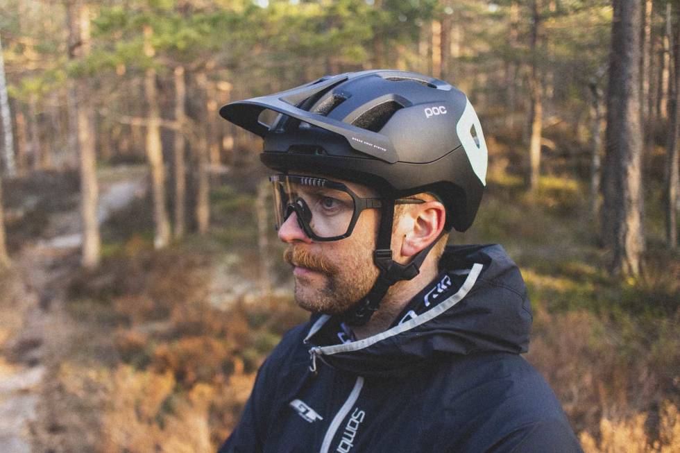 KLARE: POC Devour kommer med et ekstra glass - det klare glasset egner seg godt til ettermiddag- og kveldsturer. test sykkelbrille poc devour