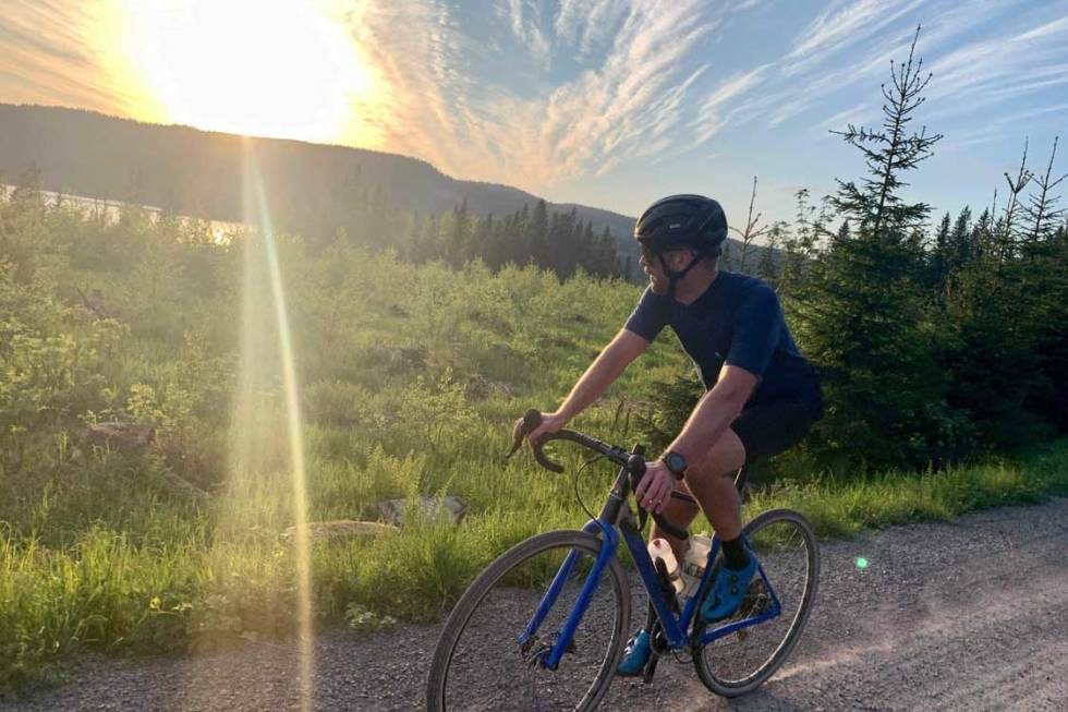 MOT MØRKET: Om sykkelturen blir litt lenger enn planlagt, sola går ned og du ikke har lys på sykkelen, er det ikke dumt å ha denne hjelmen på. Foto: Trond Vidar Storhaug Kjellén test poc omne eternal sykkelhjelm