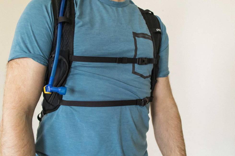 FRONT: Vesten strammes med to justerbare stropper i front. Her har du også opplegg for slange til drikkeblære, og lommer på hver skulderstropp. test poc spine vpd air backpack vest
