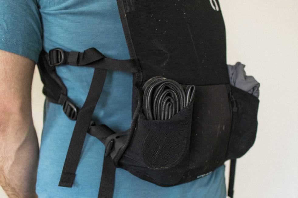 STÆSJ: I lommene på ryggen kan du for eksempel ha med deg slange, verktøy, vindjakke eller annet praktisk tilbehør. test poc spine vpd air backpack vest