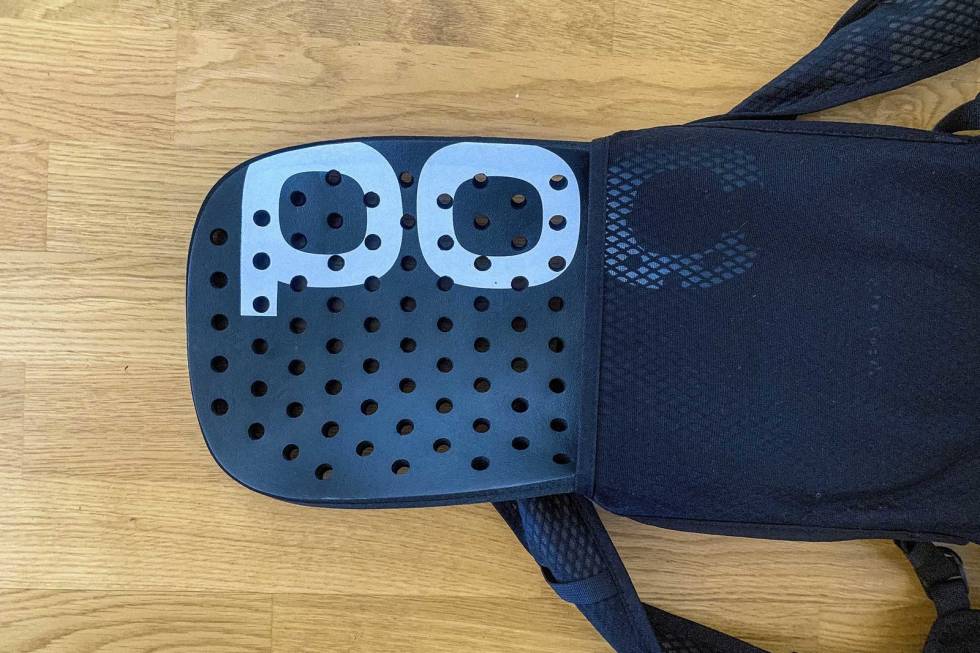RYGGPLATE: Beskyttelsen til ryggen er ei plate som er perforert og formbar. Den kan du ta ut av sekken ved behov og ønske. test poc spine vpd air backpack vest