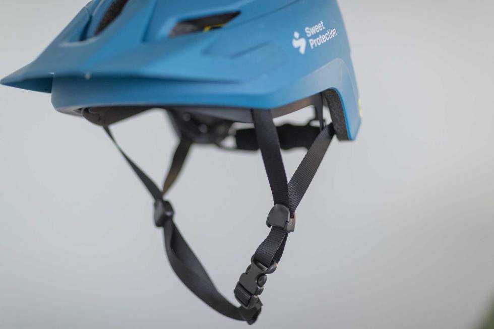 STROPPER: Sweet Ripper MIPS har justerbare stropper ved ørene. Foto: Kristoffer H. Kippernes test sweet ripper MIPS