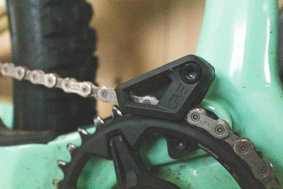 PÅ PLASS: Instinct Carbon 70 kommer med kjedefører som en ekstra sikkerhet for å holde kjedet på plass når det rister og slår i terrenget. rocky mountain instinct carbon 70
