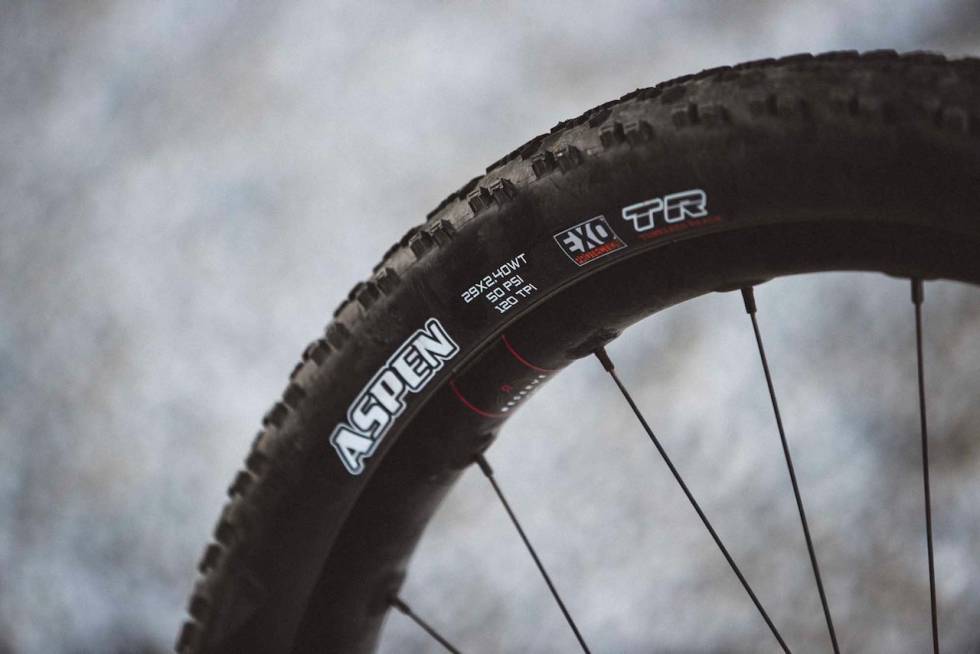 SUPERDEKK: Maxxis Aspen er lettrullende dekk med bittesmå knaster. I 2,4-tommers bredde gir de likevel stødig balanse og godt grep. Santa Cruz Blur 2021