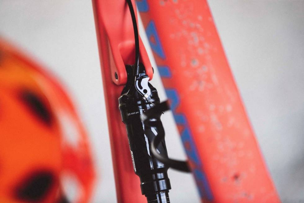 FIKLETE: Ønsker du å justere returdempingen på bakdemperen må du frem med en 2,5 mm unbrako. Santa Cruz Blur 2021