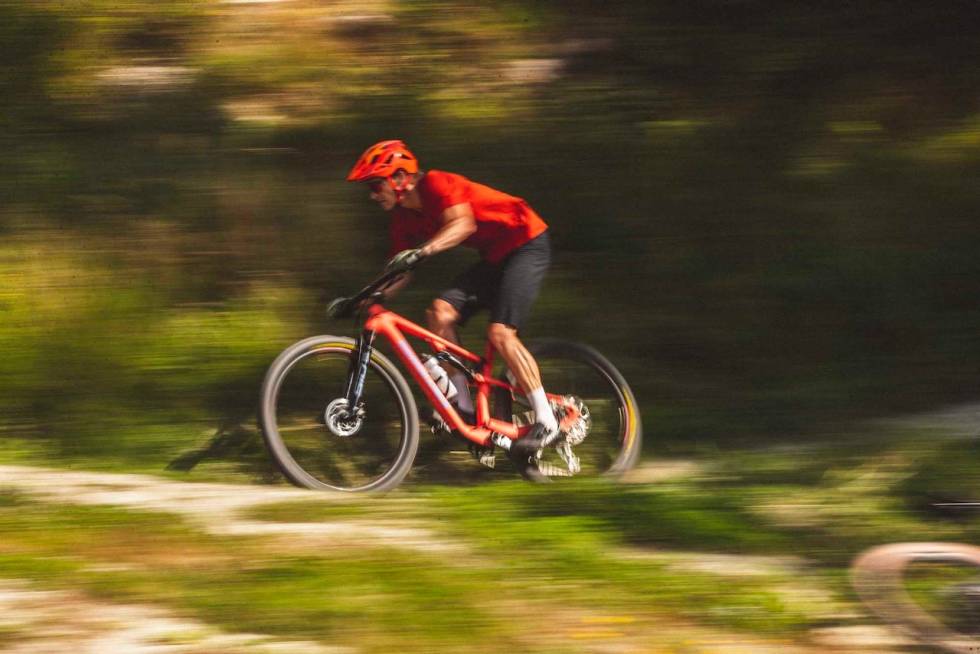 KVIKK: Santa Cruz Blur er en ganske kompromissløs rittsykkel, som i tillegg er god på krevende stier. Foto: Kristoffer H. Kippernes DUELL: Canyon Lux Trail vs Santa Cruz Blur