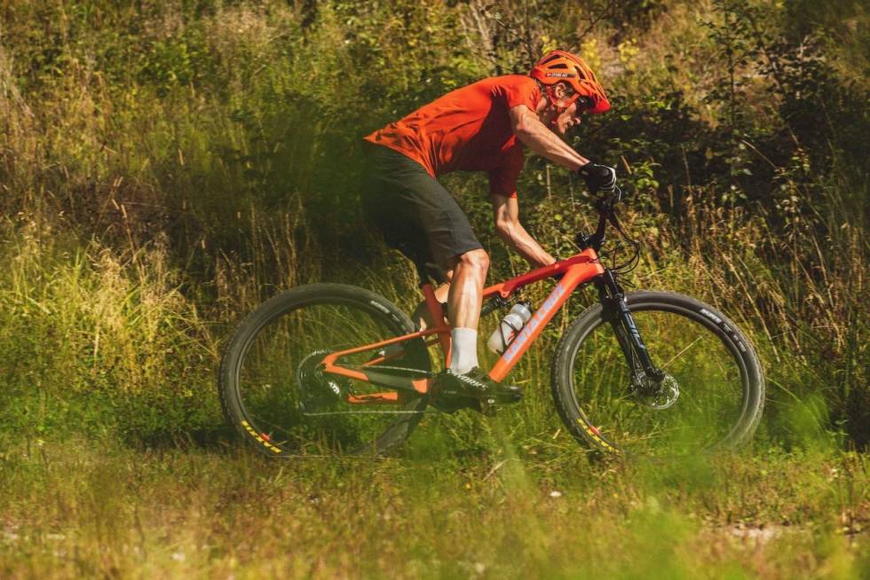 SUPERT GREP: Geometri og demperoppheng fungerer sammen for å gi Santa Cruz Blur supert grep mot underlaget, også i svinger. Santa Cruz Blur 2021