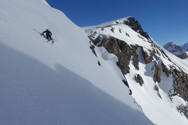 PRØVETUR: Tore Meirik i gang med å teste Mammut Alyeska i Leukerbad i Sveits. Foto: Privat test skallklær ski topptur frikjøring