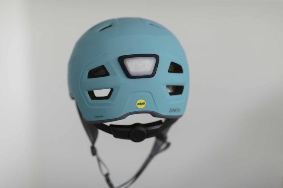 LYS: Lyset sitter i et slags gummihylster, som du plasserer i ventilasjonsåpningen bak på hjelmen. Foto: Kristoffer H. Kippernes test smith express mips sykkelhjelm