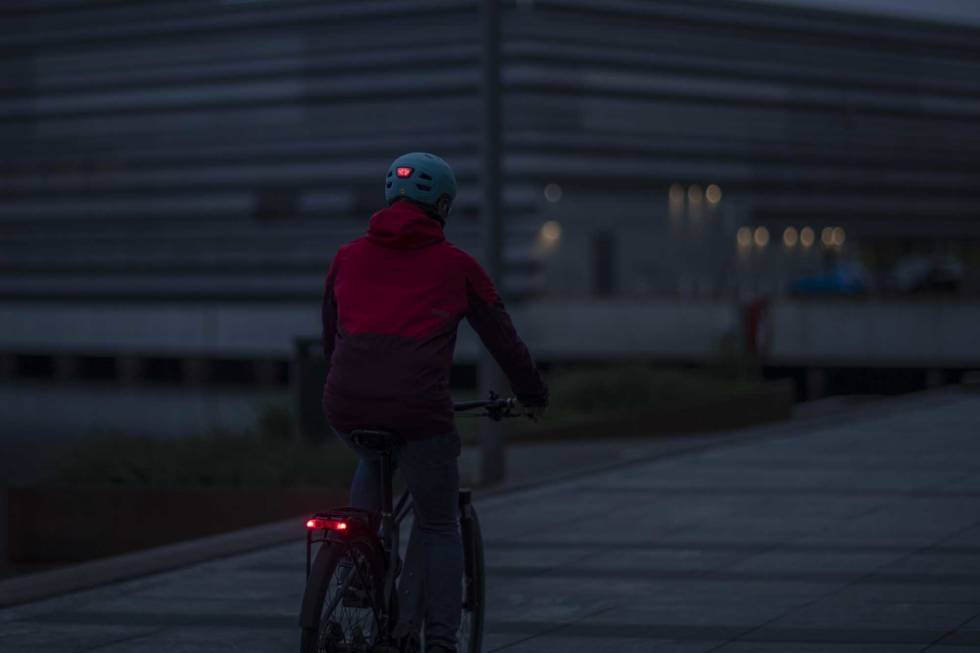 SYNLIG: Et ekstra lys på hjelmen gjør deg litt mer synlig i trafikken. Foto: Gunhild Soldal. test smith express mips sykkelhjelm led lys diode