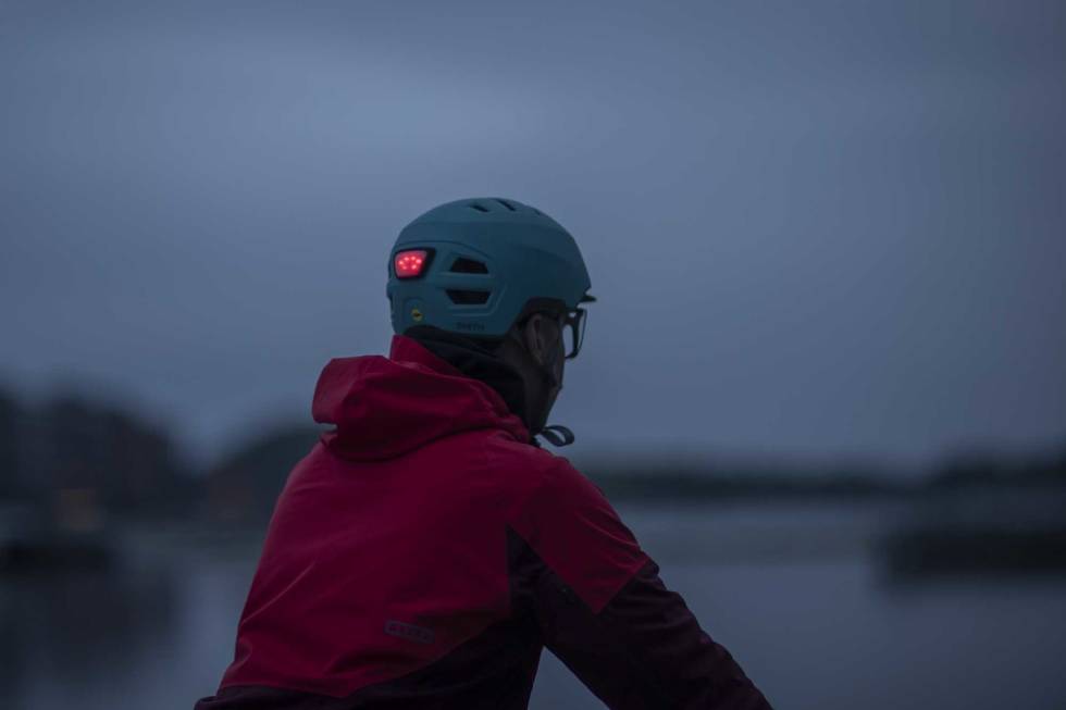 LYS I MØRKET: Smith Express MIPS er en sykkelhjelm som gjør deg litt mer synlig i trafikken. Foto: Gunhild Soldal. test smith express mips sykkelhjelm lys led