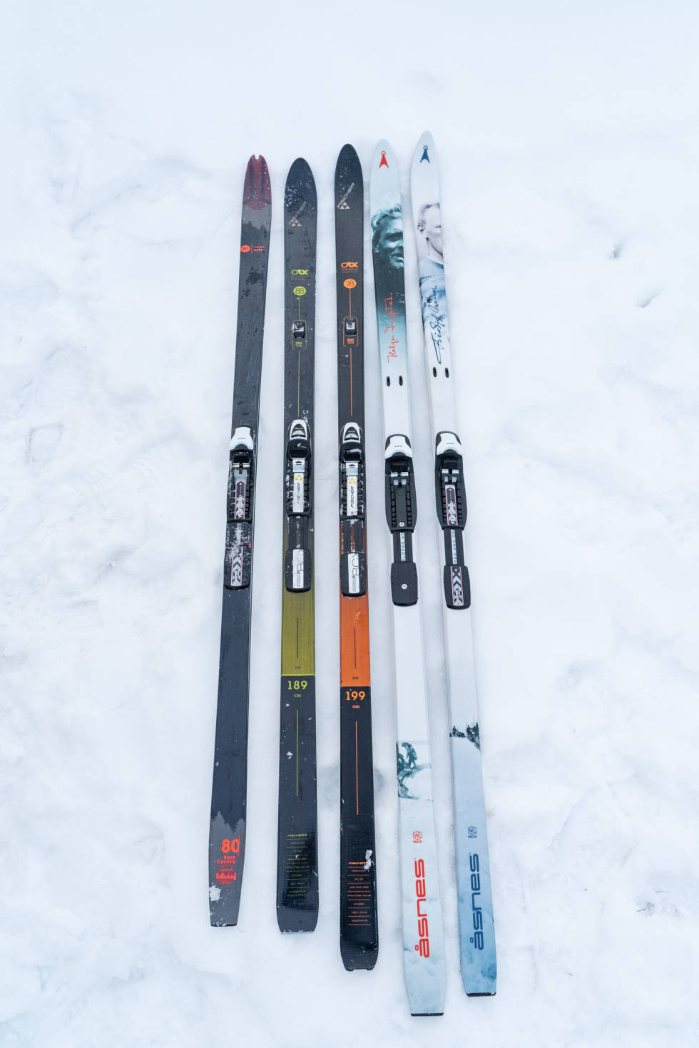 BUKETTEN: Franske Rossignol, østerrikske Fischer (to par) og norske Åsnes er (to par) er leverandørene som er med i denne testen. Test-smørefrie-fjellski-3